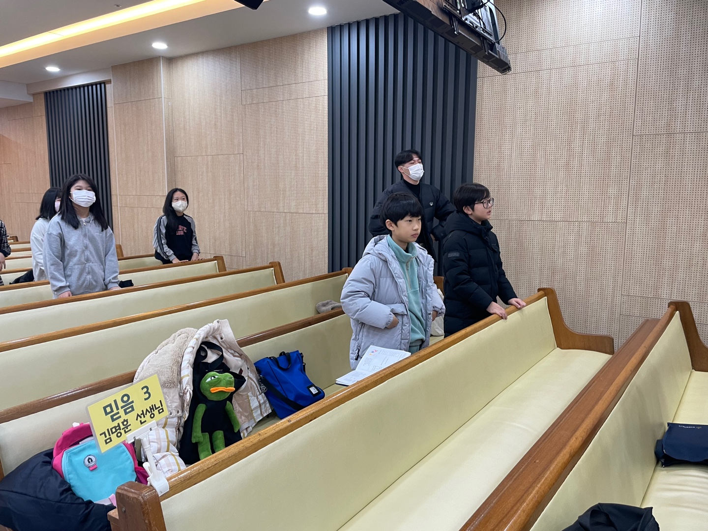 KakaoTalk_20240113_182343265_19.jpg : 빛이신 하나님과 사귐을 갖는 초등부