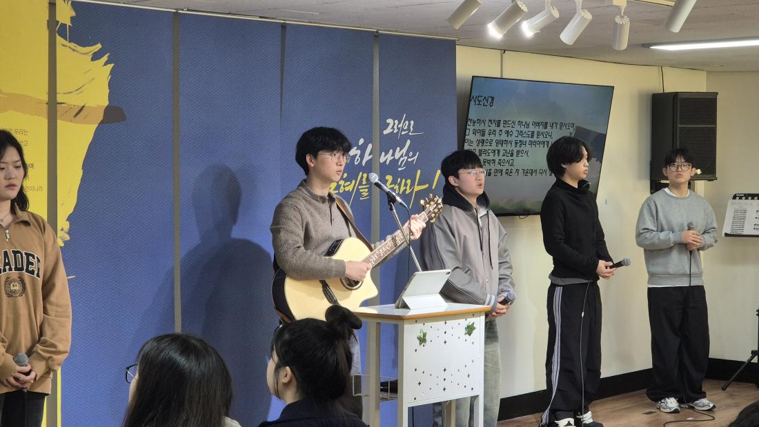 KakaoTalk_20251231_231613889.jpg : 12월 14일 고등부 예배 사진입니다~