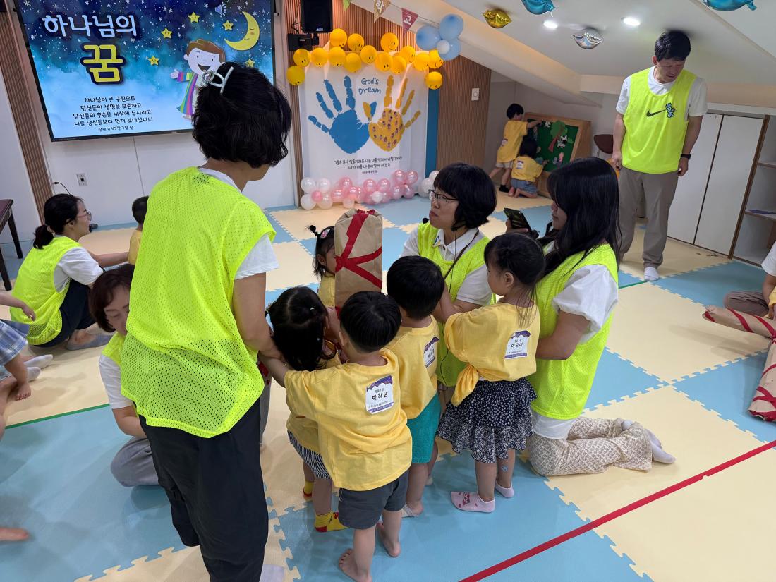 채색옷을 벗고 십자가 옷을 입어요 (2).jpg : 20250706 영아부 여름성경학교 첫째날