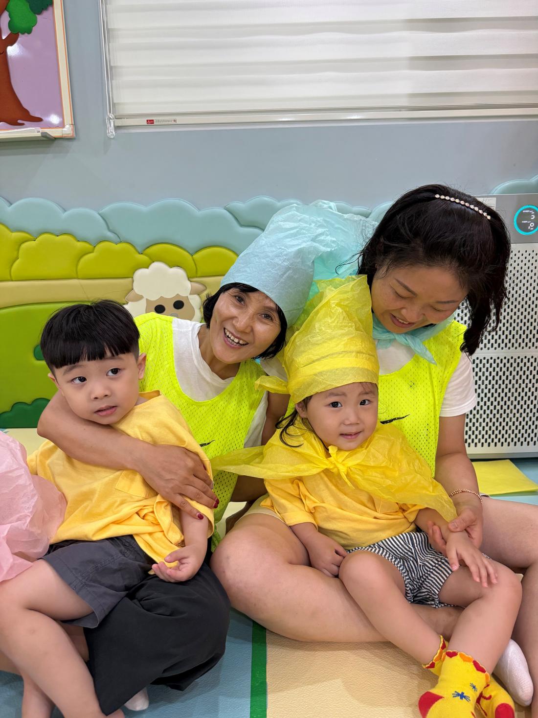 채색옷을 벗고 십자가 옷을 입어요 (4).jpg : 20250706 영아부 여름성경학교 첫째날
