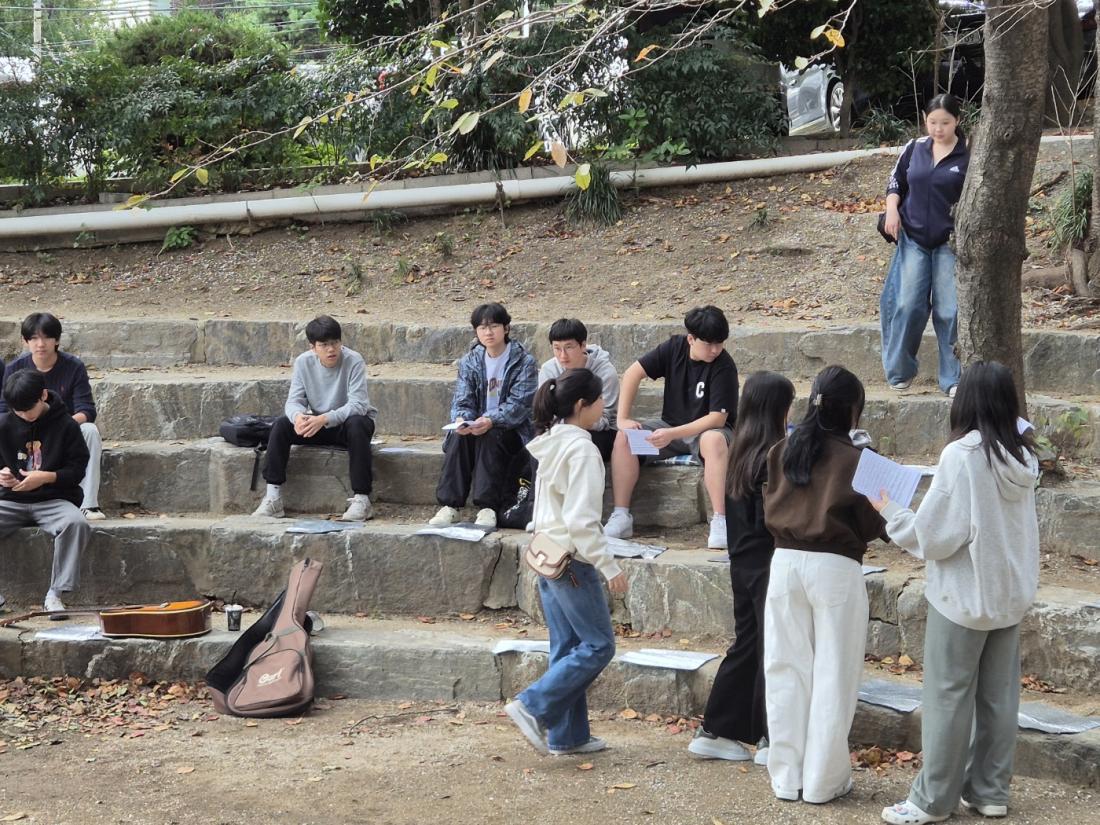 KakaoTalk_20241027_212550461_01.jpg : 10월 27일 고등부 예배 사진입니다