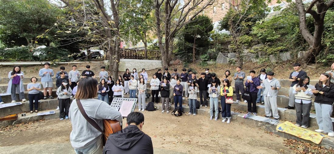 KakaoTalk_20241027_212550461_03.jpg : 10월 27일 고등부 예배 사진입니다