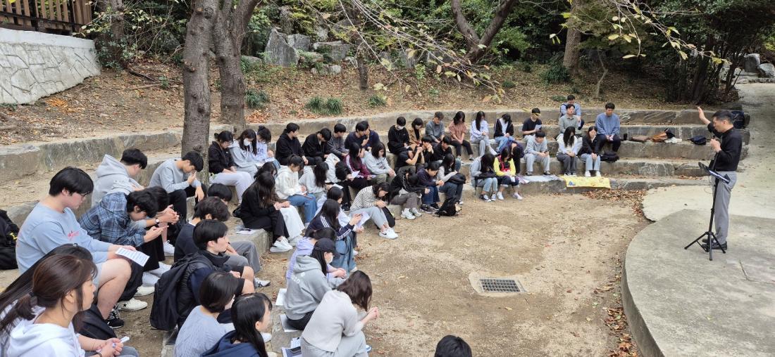 KakaoTalk_20241027_212550461_08.jpg : 10월 27일 고등부 예배 사진입니다