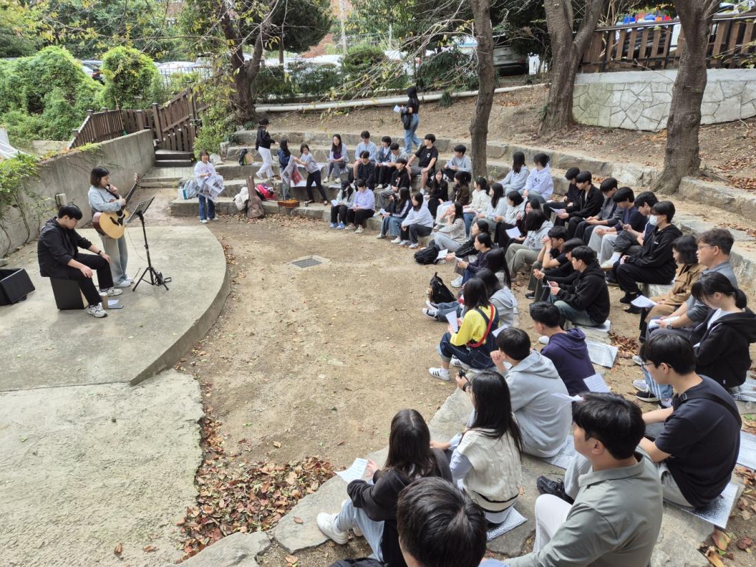KakaoTalk_20241027_212550461_02.jpg : 10월 27일 고등부 예배 사진입니다