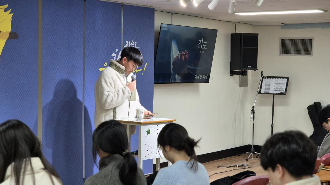 KakaoTalk_20251231_231844282_08.jpg : 12월 21일 고등부 예배 사진입니다~