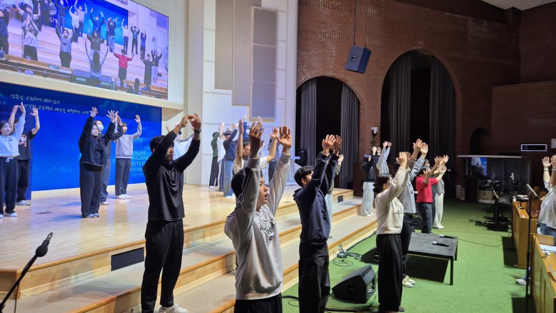 KakaoTalk_20251231_231844282_05.jpg : 12월 21일 고등부 예배 사진입니다~