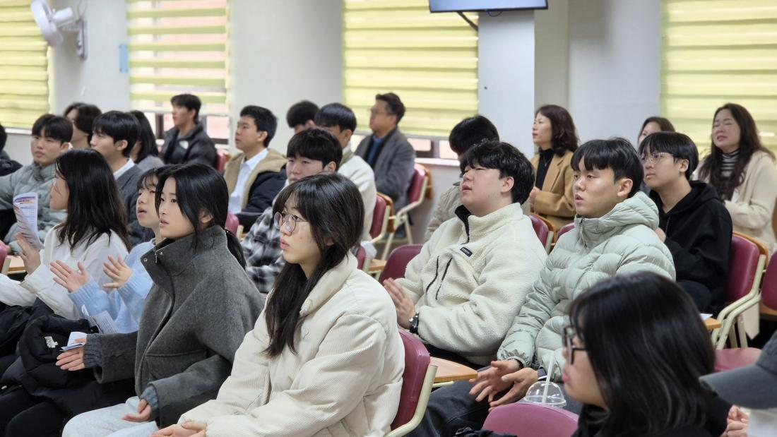 KakaoTalk_20251231_231844282_11.jpg : 12월 21일 고등부 예배 사진입니다~