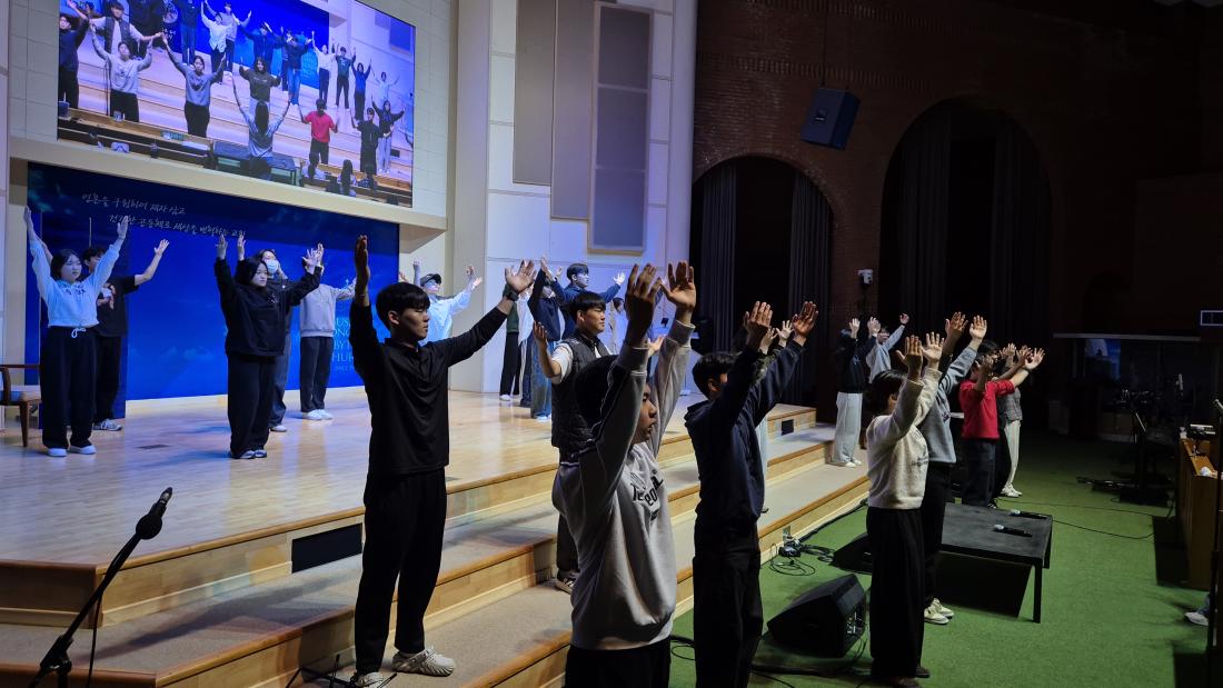 KakaoTalk_20251231_231844282_06.jpg : 12월 21일 고등부 예배 사진입니다~