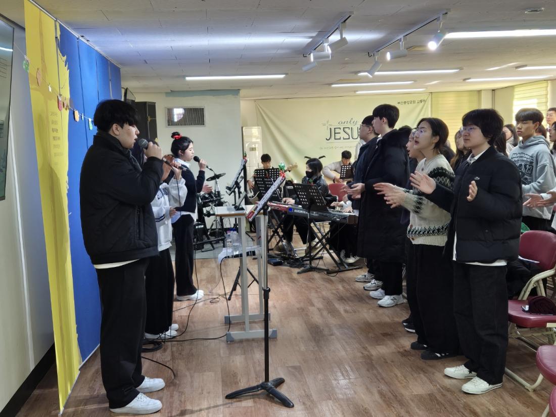 KakaoTalk_20241224_012101400_01.jpg : 12월 22일 고등부 예배 사진입니다