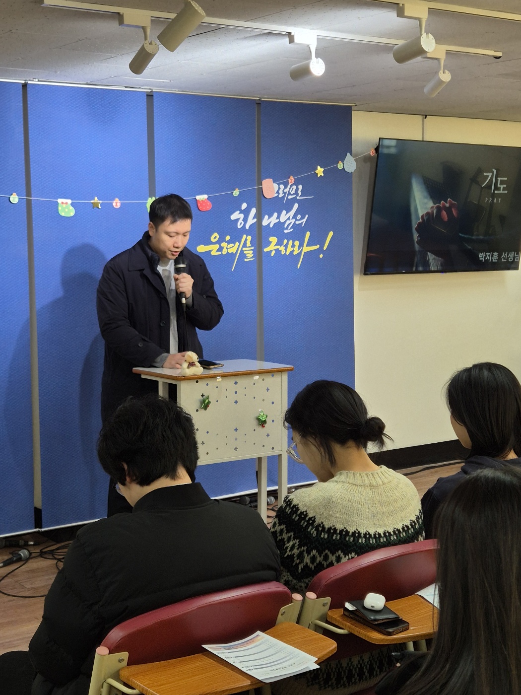KakaoTalk_20241224_012101400_03.jpg : 12월 22일 고등부 예배 사진입니다