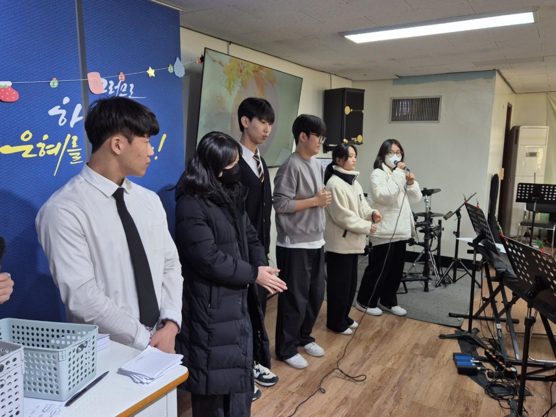 KakaoTalk_20241224_012101400_13.jpg : 12월 22일 고등부 예배 사진입니다