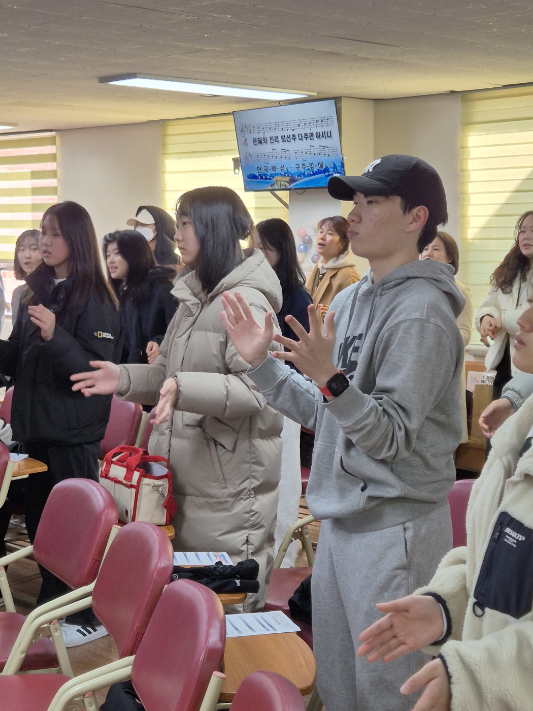 KakaoTalk_20241224_012101400_02.jpg : 12월 22일 고등부 예배 사진입니다