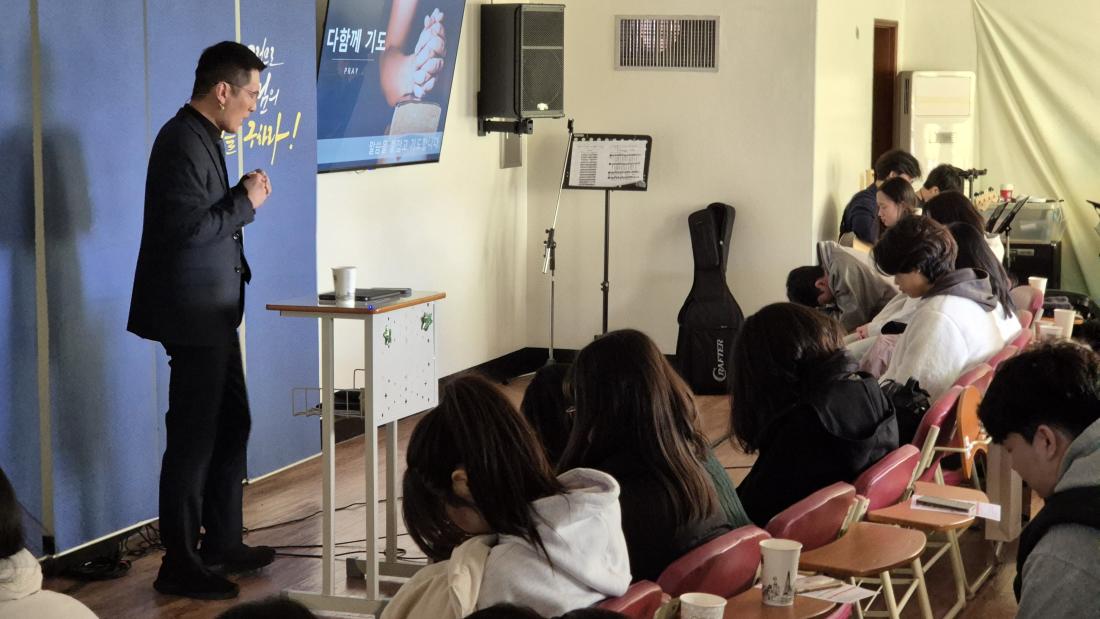 KakaoTalk_20251231_232021553_06.jpg : 12월 28일 고등부 예배 사진입니다~