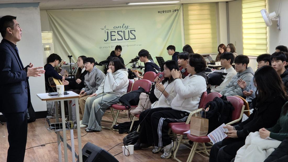 KakaoTalk_20251231_232021553_04.jpg : 12월 28일 고등부 예배 사진입니다~