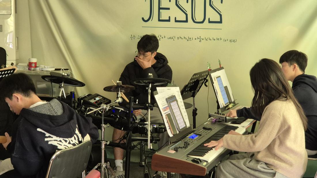 KakaoTalk_20251231_232021553_09.jpg : 12월 28일 고등부 예배 사진입니다~