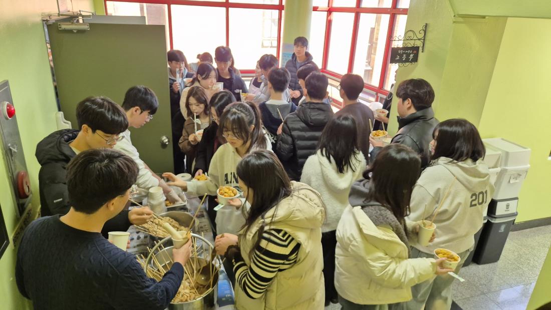 KakaoTalk_20251231_232021553_22.jpg : 12월 28일 고등부 예배 사진입니다~