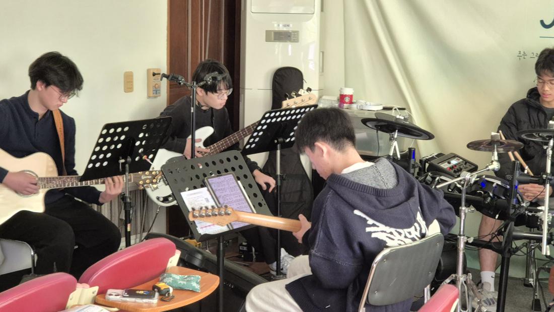 KakaoTalk_20251231_232021553_08.jpg : 12월 28일 고등부 예배 사진입니다~