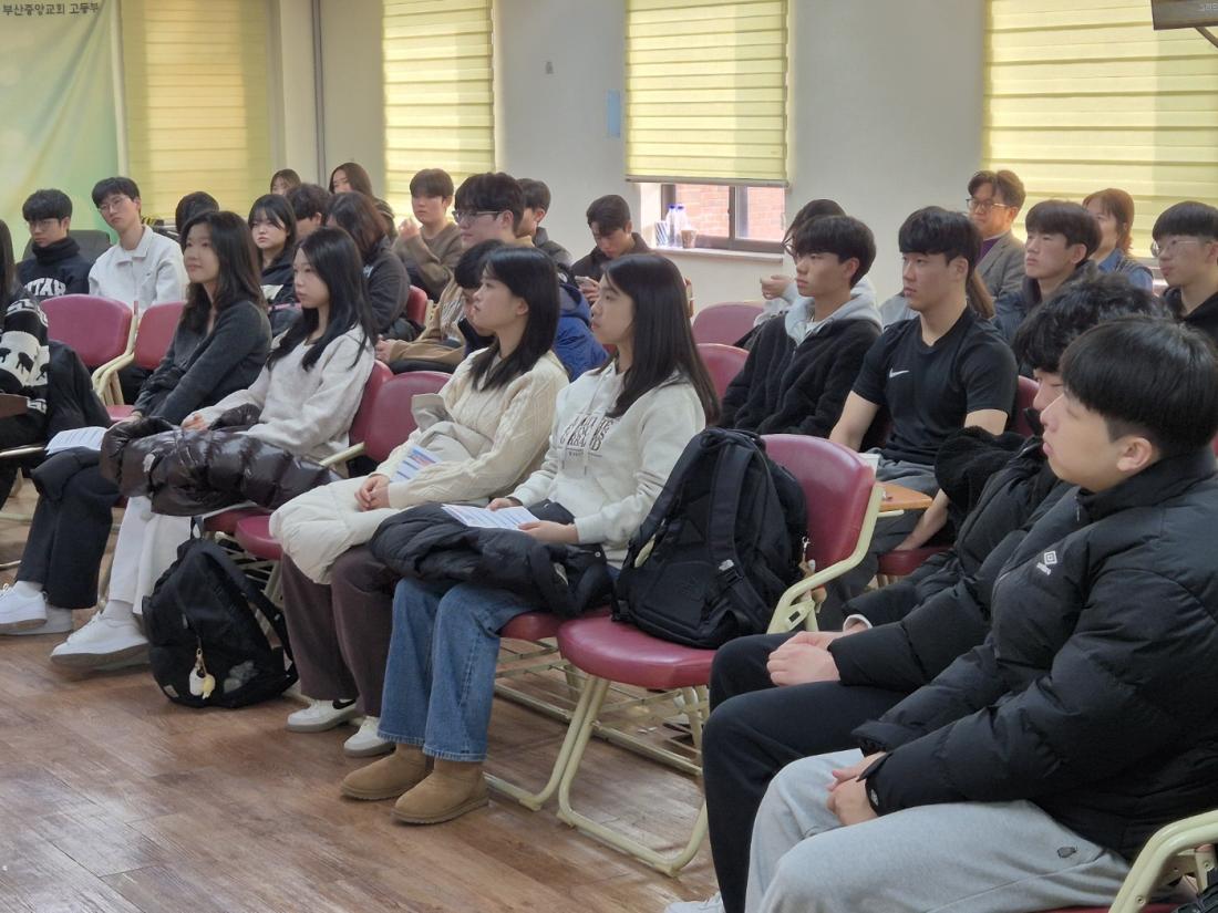 KakaoTalk_20250106_222749127_06.jpg : 1월 5일 고등부 예배 사진입니다