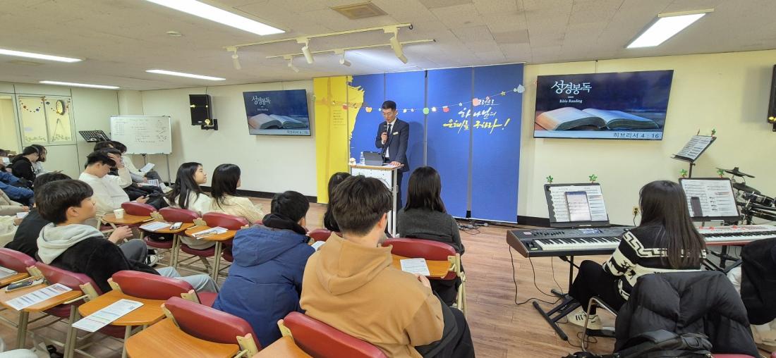 KakaoTalk_20250106_222749127_05.jpg : 1월 5일 고등부 예배 사진입니다