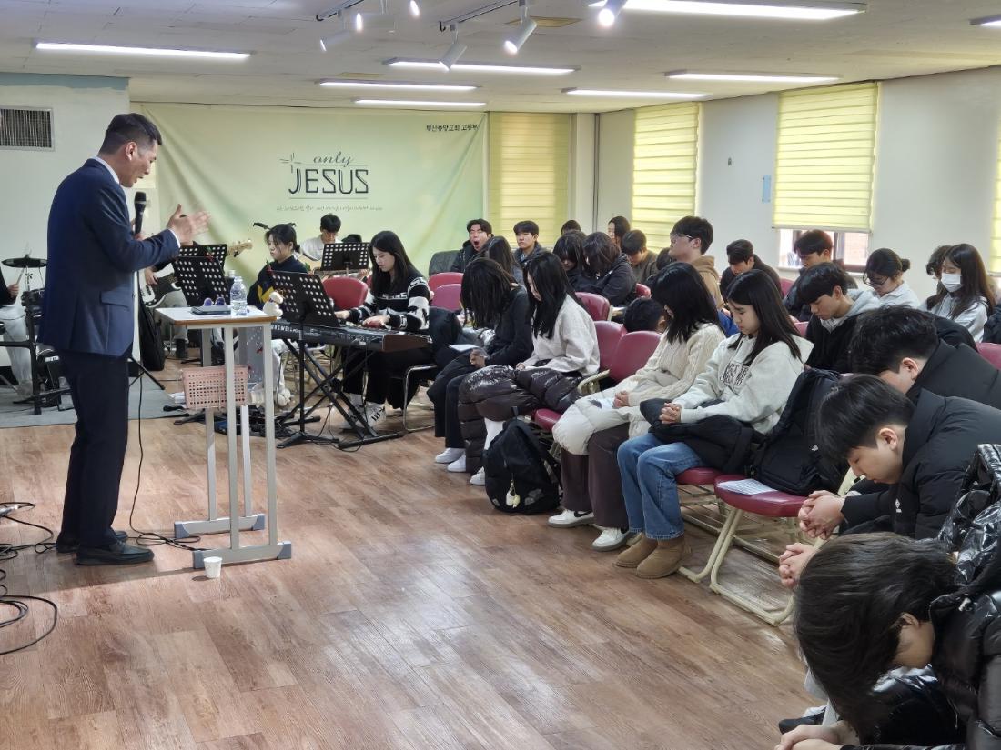 KakaoTalk_20250106_222749127_11.jpg : 1월 5일 고등부 예배 사진입니다