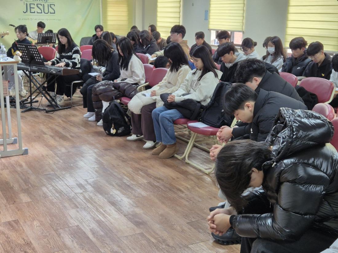 KakaoTalk_20250106_222749127_10.jpg : 1월 5일 고등부 예배 사진입니다