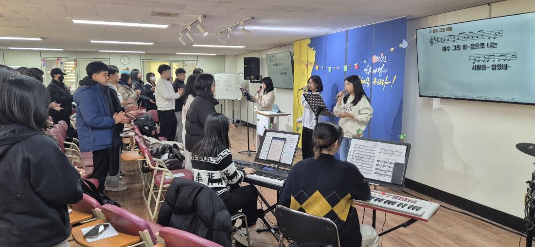 KakaoTalk_20250106_222749127_02.jpg : 1월 5일 고등부 예배 사진입니다