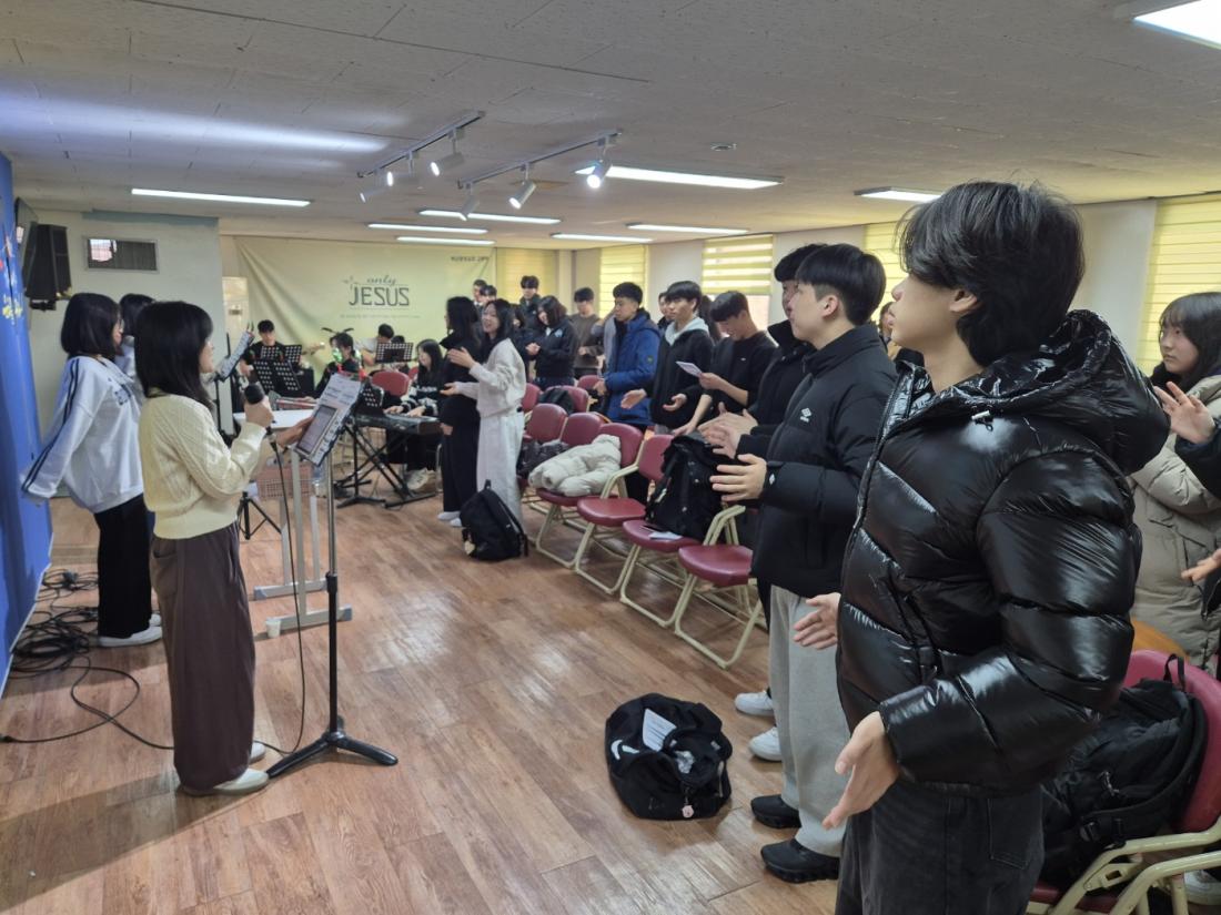 KakaoTalk_20250106_222749127.jpg : 1월 5일 고등부 예배 사진입니다