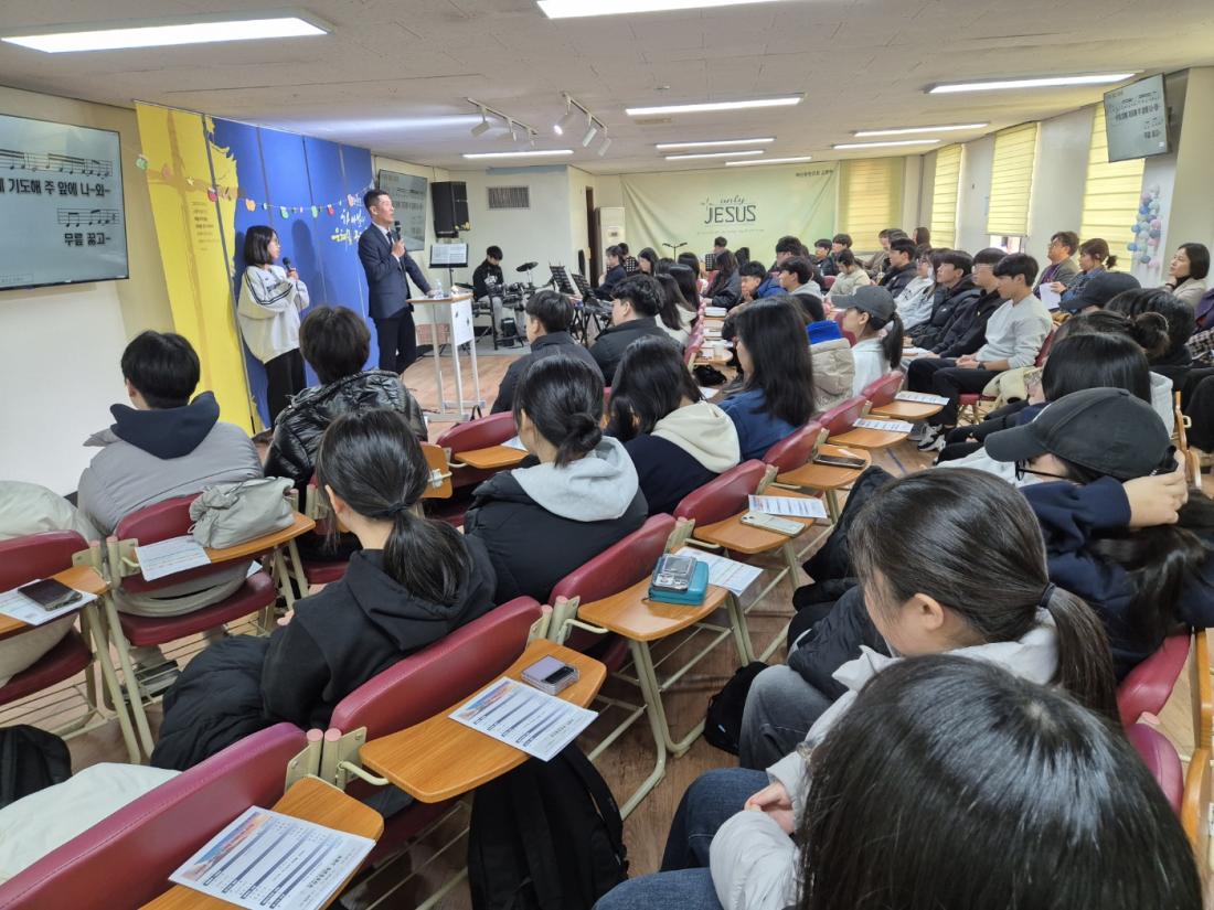 KakaoTalk_20250106_222749127_08.jpg : 1월 5일 고등부 예배 사진입니다