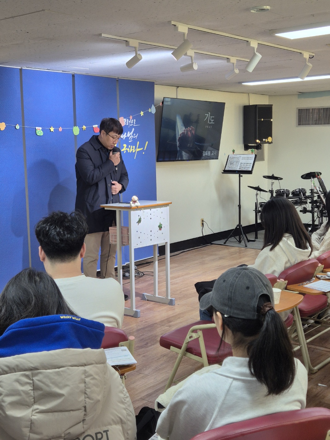 KakaoTalk_20250106_222749127_03.jpg : 1월 5일 고등부 예배 사진입니다