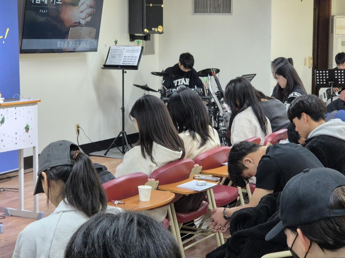 KakaoTalk_20250106_222749127_09.jpg : 1월 5일 고등부 예배 사진입니다