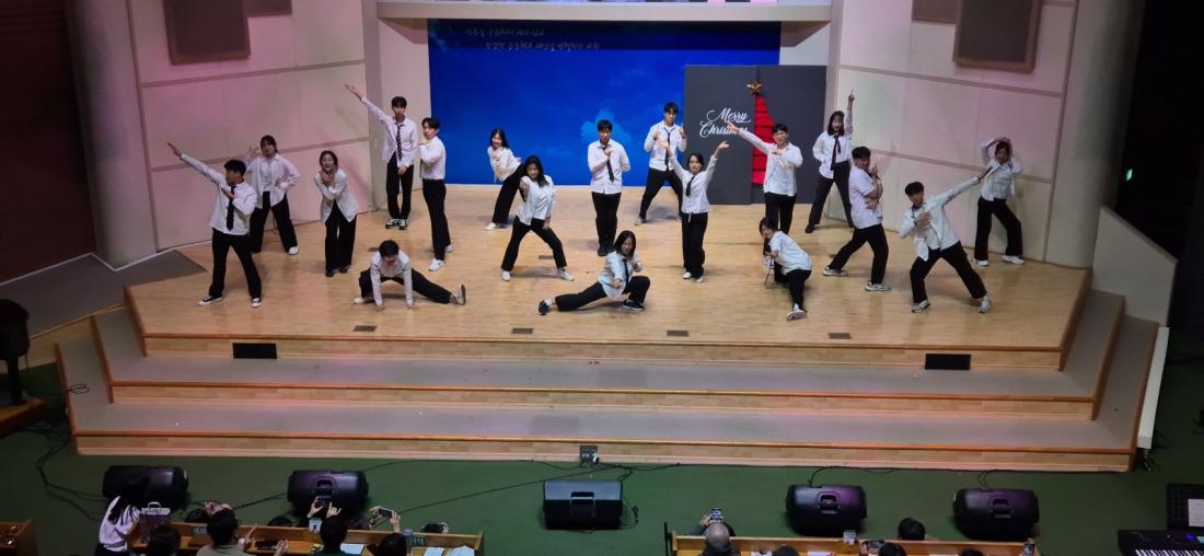 KakaoTalk_20241224_024715753_23.jpg : 12월 22일 고등부 성탄발표회 연습과 공연 사진입니다!