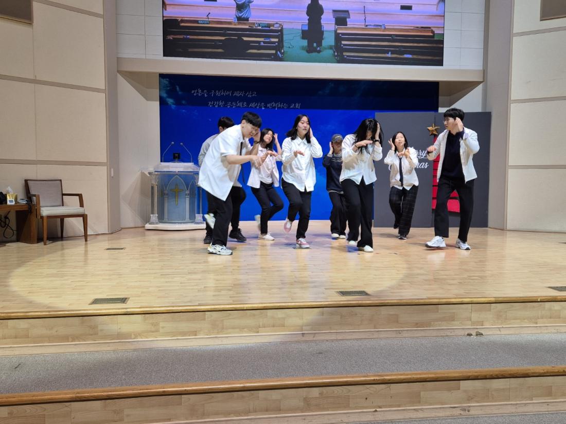 KakaoTalk_20241224_024715753_03.jpg : 12월 22일 고등부 성탄발표회 연습과 공연 사진입니다!