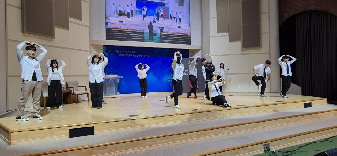 KakaoTalk_20241224_024715753_01.jpg : 12월 22일 고등부 성탄발표회 연습과 공연 사진입니다!