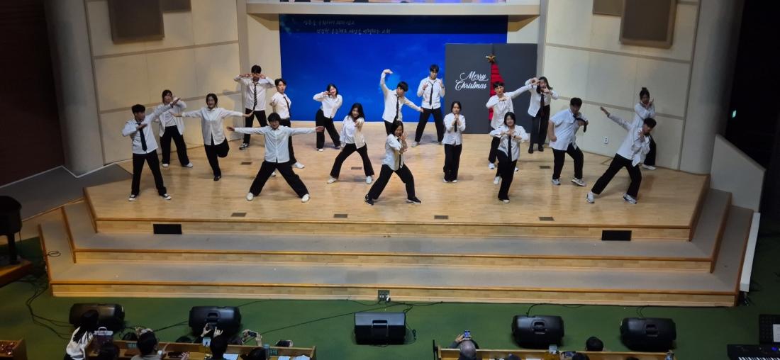 KakaoTalk_20241224_024715753_24.jpg : 12월 22일 고등부 성탄발표회 연습과 공연 사진입니다!
