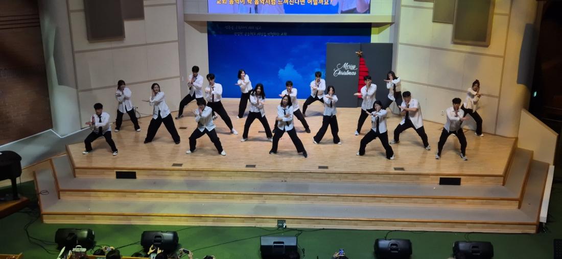 KakaoTalk_20241224_024715753_27.jpg : 12월 22일 고등부 성탄발표회 연습과 공연 사진입니다!