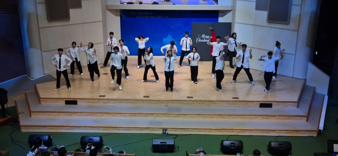 KakaoTalk_20241224_024715753_25.jpg : 12월 22일 고등부 성탄발표회 연습과 공연 사진입니다!