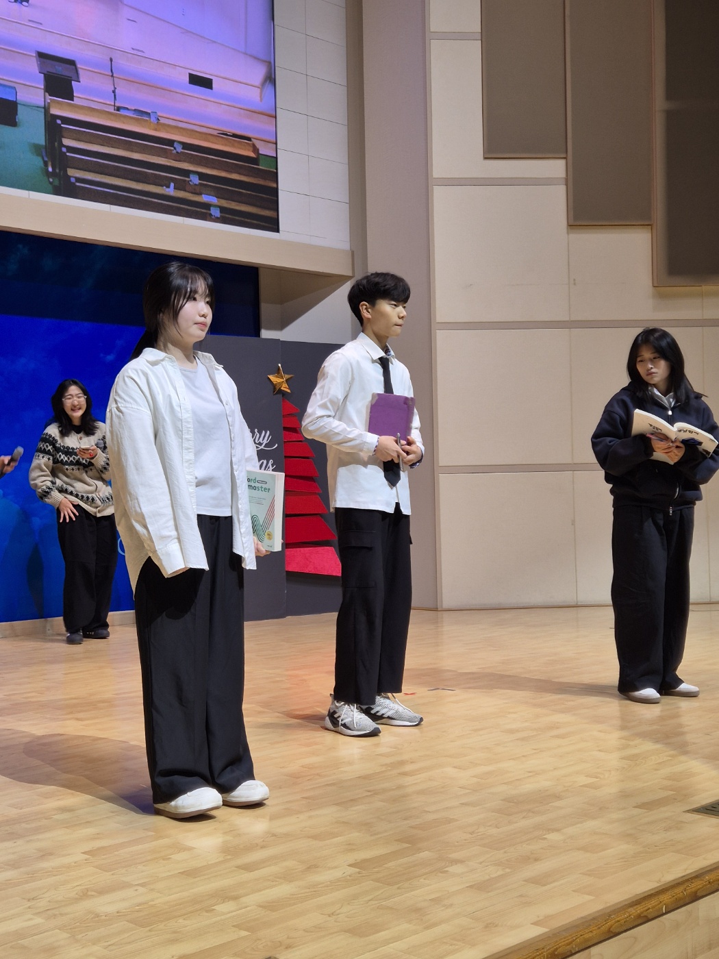 KakaoTalk_20241224_024715753_10.jpg : 12월 22일 고등부 성탄발표회 연습과 공연 사진입니다!