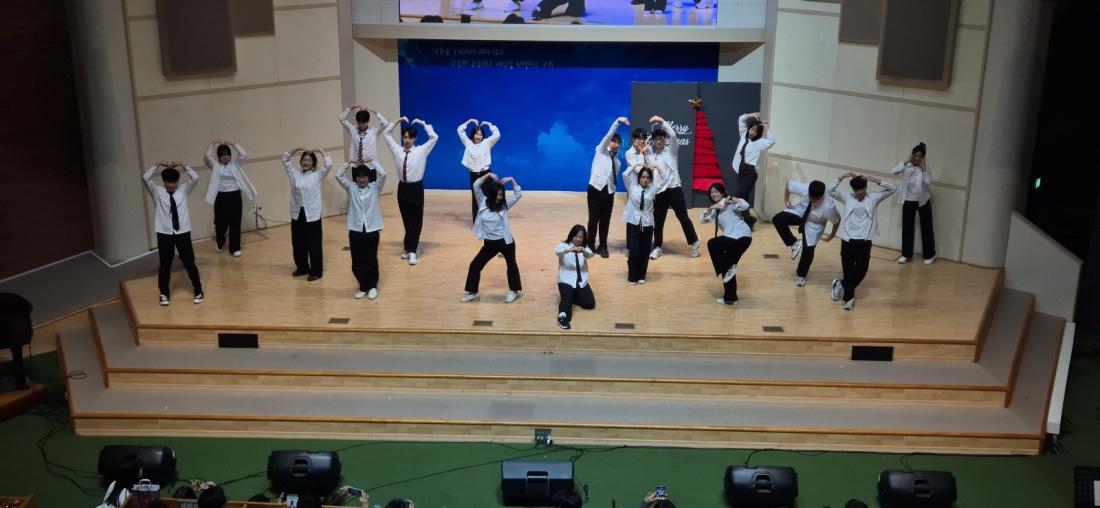 KakaoTalk_20241224_024715753_28.jpg : 12월 22일 고등부 성탄발표회 연습과 공연 사진입니다!