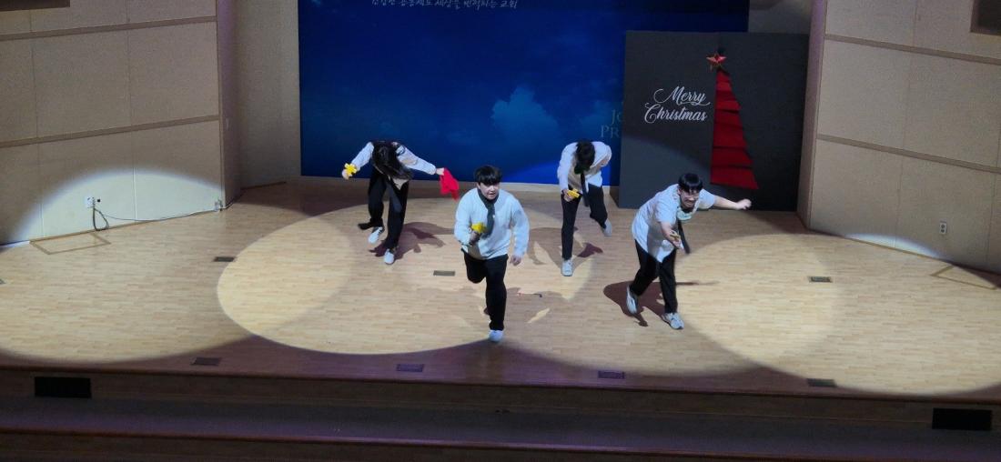 KakaoTalk_20241224_024715753_20.jpg : 12월 22일 고등부 성탄발표회 연습과 공연 사진입니다!
