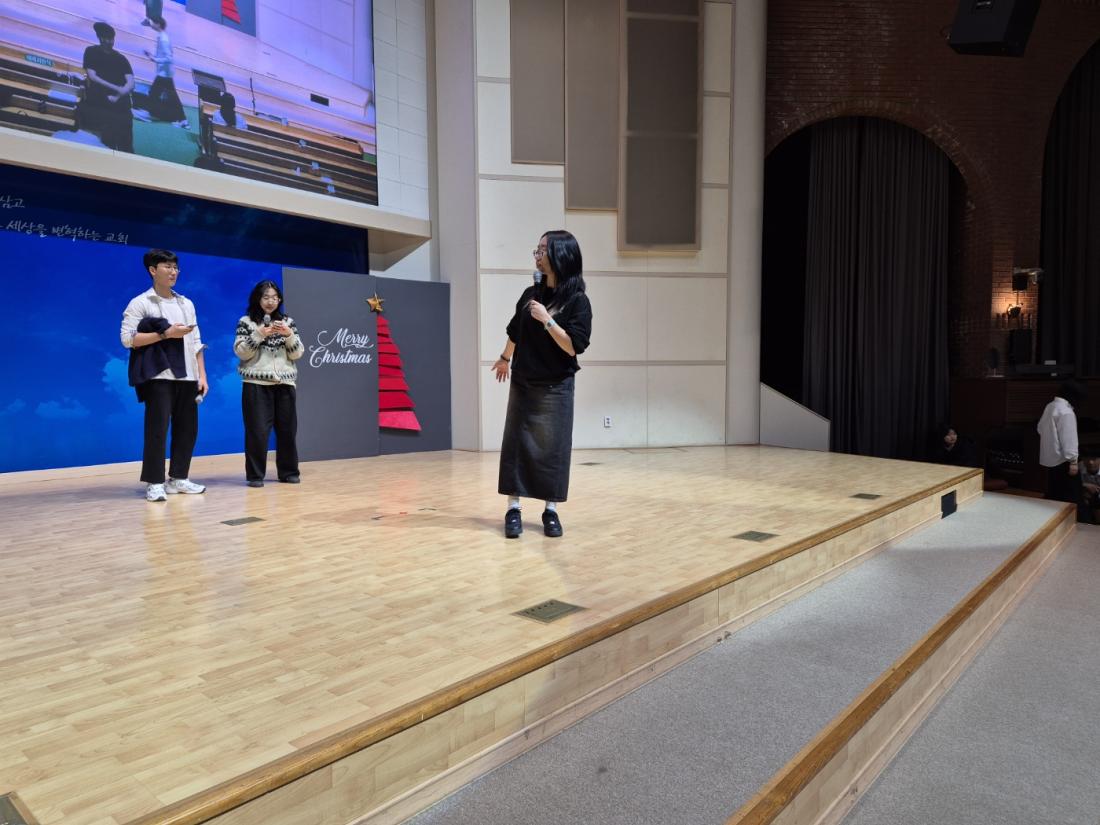 KakaoTalk_20241224_024715753_09.jpg : 12월 22일 고등부 성탄발표회 연습과 공연 사진입니다!