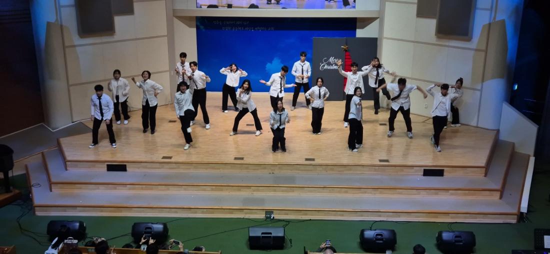KakaoTalk_20241224_024715753_26.jpg : 12월 22일 고등부 성탄발표회 연습과 공연 사진입니다!