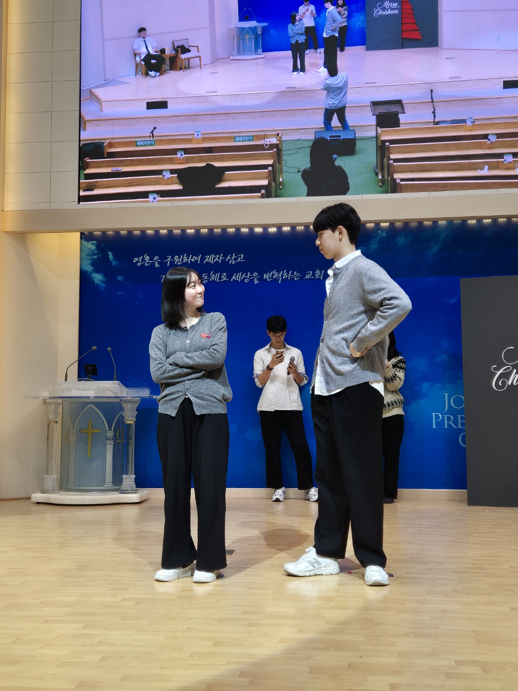 KakaoTalk_20241224_024715753_13.jpg : 12월 22일 고등부 성탄발표회 연습과 공연 사진입니다!