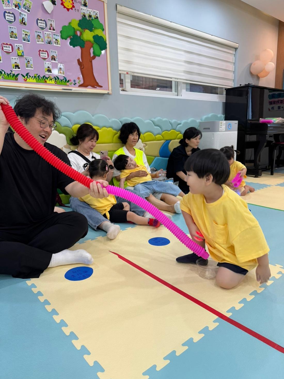 2 하나님의 꿈을 이어가는 가정 팝튜브 활동 (6).jpg : 20250713 영아부 여름성경학교 둘째날