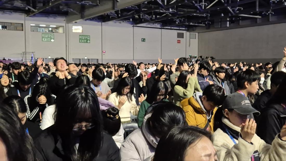 KakaoTalk_20250109_212318207_14.jpg : 2025년 1월 7일 고등부 겨울수련회 사진입니다~