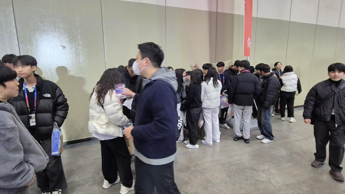 KakaoTalk_20250109_212318207_17.jpg : 2025년 1월 7일 고등부 겨울수련회 사진입니다~