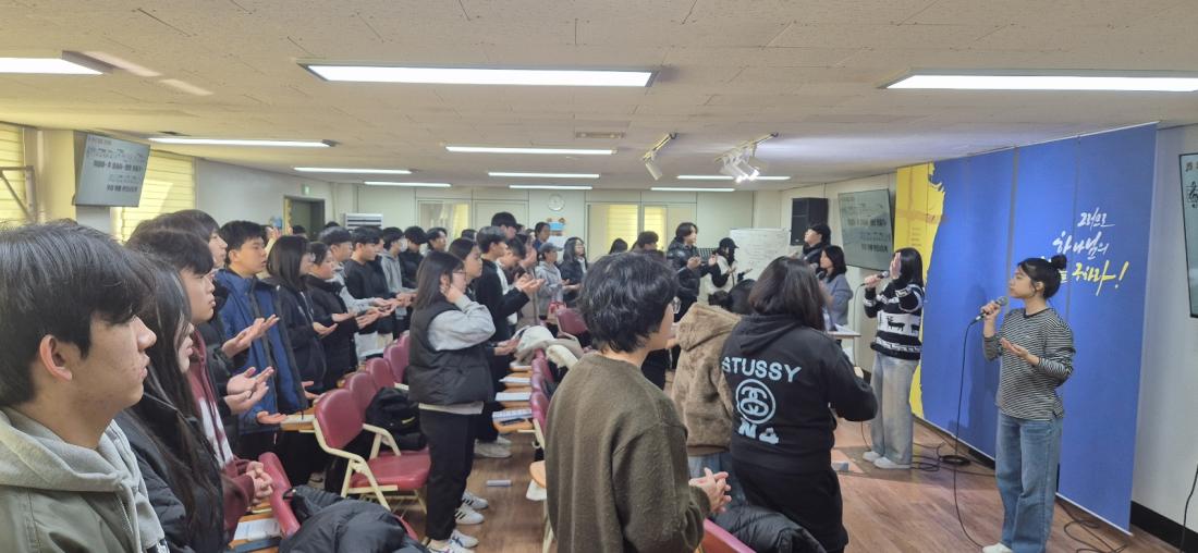 KakaoTalk_20250119_215429629_04.jpg : 2025년 1월 19일 고등부 예배 사진입니다~