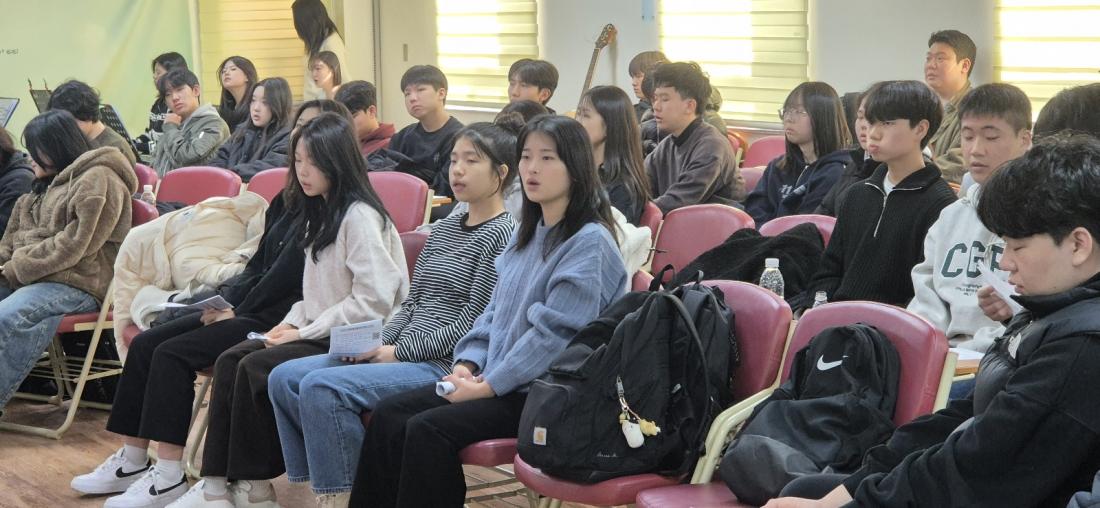 KakaoTalk_20250119_215429629_09.jpg : 2025년 1월 19일 고등부 예배 사진입니다~