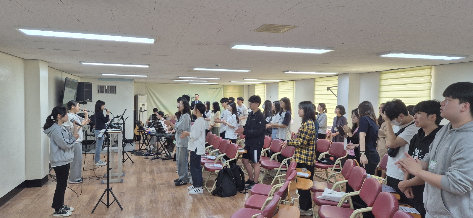 KakaoTalk_20240428_223242661.jpg : 4/28 고등부 예배 사진입니다