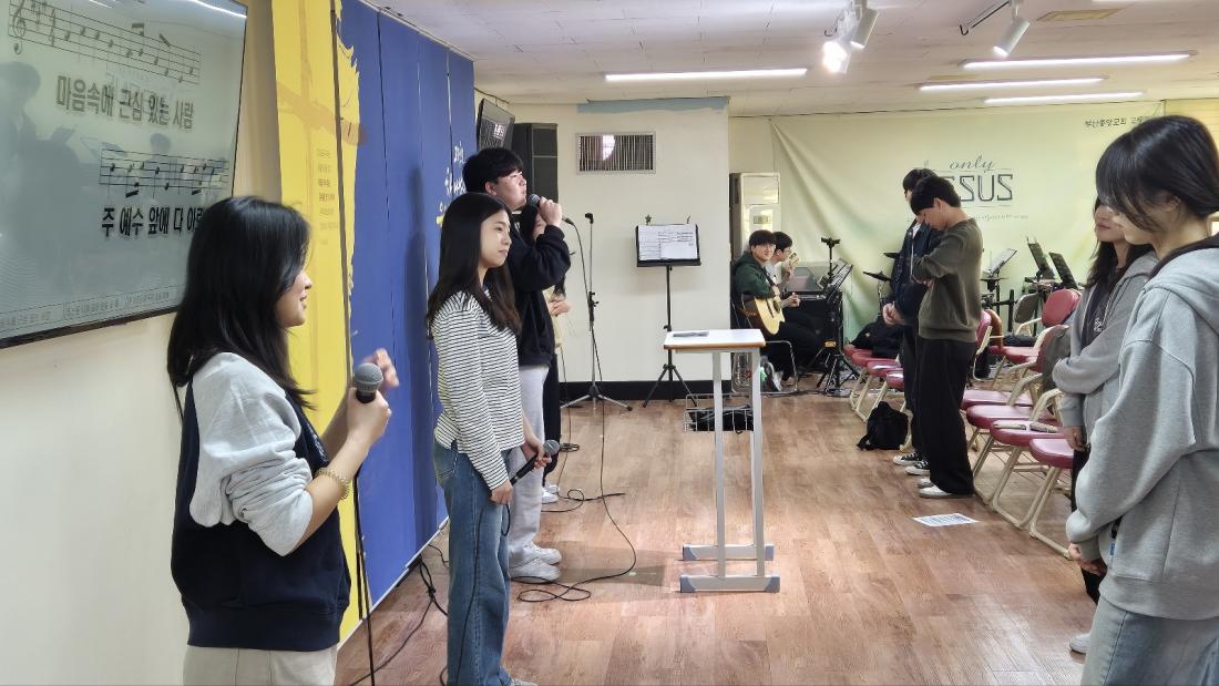 KakaoTalk_20250426_011315787.jpg : 4월 6일 고등부 예배 사진입니다~