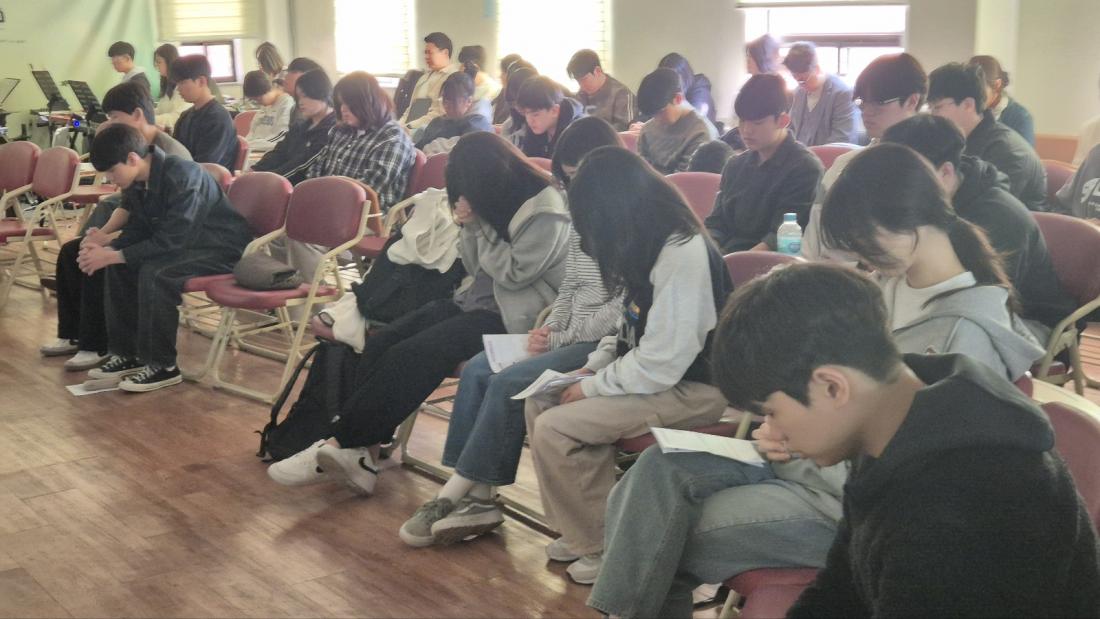 KakaoTalk_20250426_011315787_07.jpg : 4월 6일 고등부 예배 사진입니다~